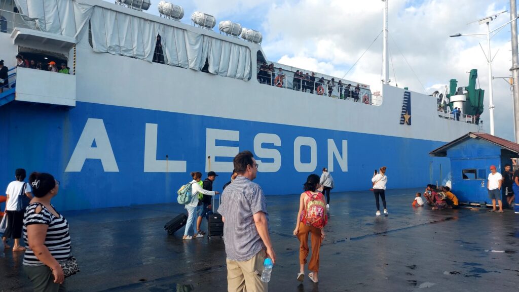 Aleson Ferry going to and from Siquijor